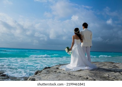 Just married couple are in the photo session honey moon in Cancun Mexico