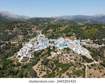 Juzcar pitufo pueblo azul en las montañas de España Sierra Nevada cerca de la ciudad de Málaga desde arriba por dron