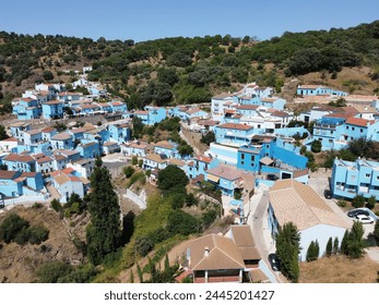 Juzcar pitufo pueblo azul en las montañas de España Sierra Nevada cerca de la ciudad de Málaga desde arriba por dron