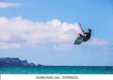 KAHULUI, HI /USA - AUGUST 30: California Kite Surfer Robert Blum Practicing Off Kanaha Beach On August 30, 2014 In Kahului, Maui, USA.