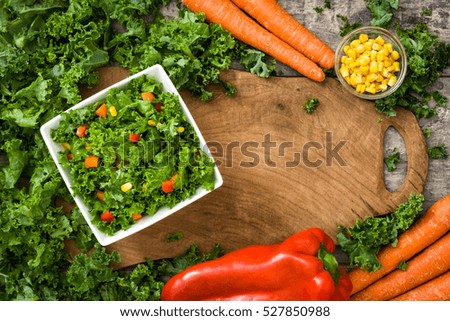 Foto Bild Grünkohl-Salat und Zutaten auf Holz