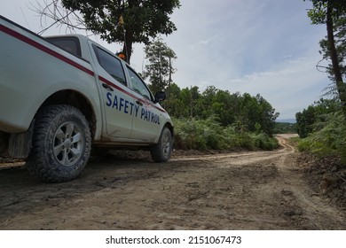 Kalimantan, Indonesia, April 9, 2022, Is A Mining Safety Patrol Facility On A Small Road With A Forest Side Road, Cool Wallpaper