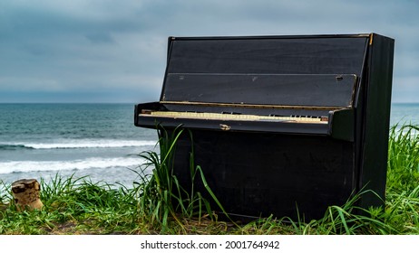 Kamchatka halaktyrsky beach. Piano on the shore of the Pacific Ocean
