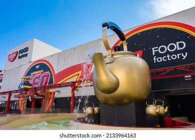 KANAGAWA, JAPAN - 16 February 2022：Exterior Of Yomiuri Land's FOOD Factory , Japanese Translation 