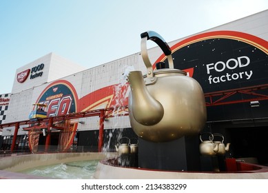 KANAGAWA, JAPAN - 16 February 2022：Exterior Of Yomiuri Land's FOOD Factory , Japanese Translation 