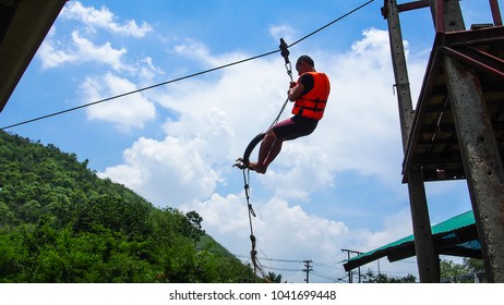 KANCHANABURI, THAILAND, MAY 2014: Unidentified  Thai People  Enjoy To Climbing Rob Cross The River At Kanghanaburi,  Thailand