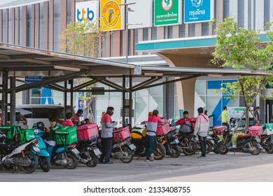 KANCHANABURI, THAILAND-AUGUST 22,2021 : Group Of Food Delivery Service Riders Park Motorbike To Relax And Wait To Get Food From The Restaurant At Parking Lot In Front Of Robinson Department Store.