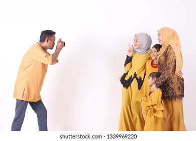 KANGAR, PERLIS, MALAYSIA,15th MARCH 2019: Asian Muslim Family Enjoying Quality Time Together With Traditional Clothes Celebrating Eid Mubarak On White Studio. Malay Family During Hari Raya Aidilfitri