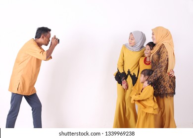 KANGAR, PERLIS, MALAYSIA,15th MARCH 2019: Asian Muslim Family Enjoying Quality Time Together With Traditional Clothes Celebrating Eid Mubarak On White Studio. Malay Family During Hari Raya Aidilfitri