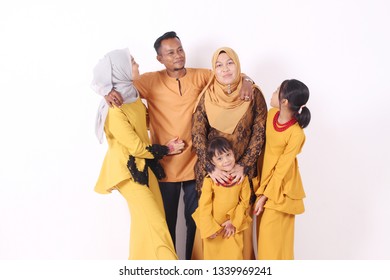 KANGAR, PERLIS, MALAYSIA,15th MARCH 2019: Asian Muslim Family Enjoying Quality Time Together With Traditional Clothes Celebrating Eid Mubarak On White Studio. Malay Family During Hari Raya Aidilfitri