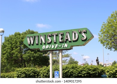 Kansas City, Missouri / USA - May 13 2019: Sign At Entrance Of Winstead's Drive-In Restaurant. Country Club Plaza In Background.