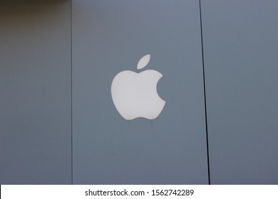 Kansas City, Missouri / USA - October 7 2019: Logo On Exterior Wall Of Apple Store On The Country Club Plaza