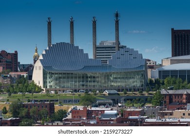 KANSAS CITY, UNITED KINGDOM - Aug 19, 2021: An Aerial View Of The Kansas City Skyline With The Kaufmann Center On A Sunny Day