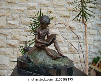 KANSAS CITY, UNITED STATES - May 08, 2022: The sculptures by Tom Corbin at Ewing and Muriel Kauffman Memorial Gardens in Kansas City, Missouri