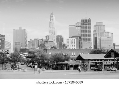 KANSAS CITY, USA - JUNE 25, 2013: People Walk In Downtown Kansas City, Missouri. Kansas City Is The 30th Largest Metropolitan Area In The USA With Population Of 2,393,623.