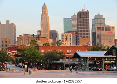 KANSAS CITY, USA - JUNE 25, 2013: People Walk In Downtown Kansas City, Missouri. Kansas City Is The 30th Largest Metropolitan Area In The USA With Population Of 2,393,623.