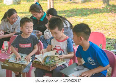 Kaohsiung City, Taiwan - 21th March, 2020: Children In An Elementary School Are Reading And Concentrate On The Discussion.