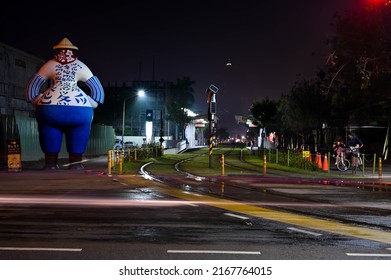 Kaohsiung, Taiwan - FEB 18, 2022: The Pier-2 Art Center At Night, Slow Shutter Photography, The Light Of The Car Passing By.