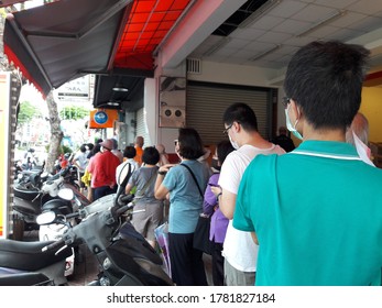 Kaohsiung, Taiwan-July 23, 2020: Crowds In A Bento Shop Waiting To Buy