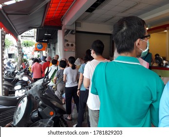 Kaohsiung, Taiwan-July 23, 2020: Crowds In A Bento Shop Waiting To Buy