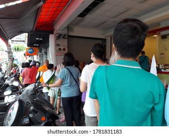 Kaohsiung, Taiwan-July 23, 2020: Crowds In A Bento Shop Waiting To Buy