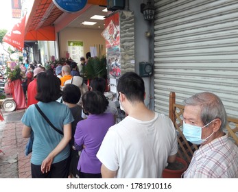 Kaohsiung, Taiwan-July 23, 2020: Crowds In A Bento Shop Waiting To Buy