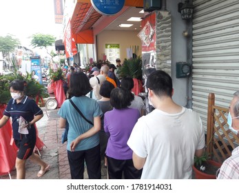 Kaohsiung, Taiwan-July 23, 2020: Crowds In A Bento Shop Waiting To Buy