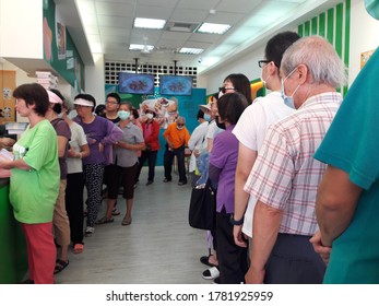 Kaohsiung, Taiwan-July 23, 2020: Crowds In A Bento Shop Waiting To Buy