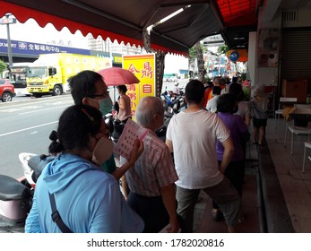 Kaohsiung, Taiwan-July 23, 2020: Crowds In A Bento Shop Waiting To Buy