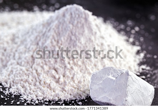 Kaolin or kaolin is an ore composed of\
hydrated aluminum silicates, such as kaolinite and haloisite.\
Extracted in the United States, Brazil, Ukraine and\
India
