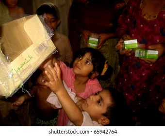 KARACHI, PAKISTAN - AUGUST 25: Unidentified flood survivors desperate to get food supplies at a school-turned-flood-relief camp in Karachi, Pakistan on August 25, 2010 in Karachi, Pakistan.