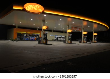 Me bhp petrol near Mahindra XUV700