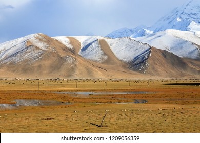  Karakoram Highway. A Famous Landscape On The Karakoram Highway In Pamir Mountains, Akto County,Kizilsu Kirghiz Autonomous Prefecture, Xinjiang, China.