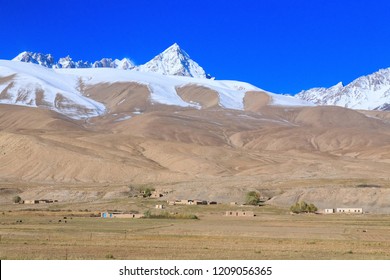  Karakoram Highway. A Famous Landscape On The Karakoram Highway In Pamir Mountains, Akto County,Kizilsu Kirghiz Autonomous Prefecture, Xinjiang, China.