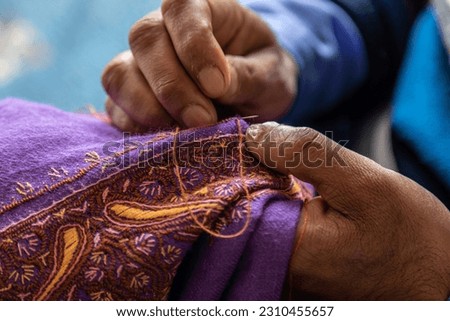 Kashmiri artist doing handmade embroidery with the help of thread needle at his shop dal lake singer Kashmir 2021 ストックフォト © 