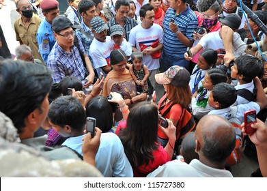 KATHMANDU - SEP 28: Jyoti Amge And Chandra Bahadur Dangi Visit Nepal On September 28, 2012 In Kathmandu. Amge Is The World's Shortest Woman (62.8 Cm) And Dangi Is The World's Shortest Man (54.6 Cm).