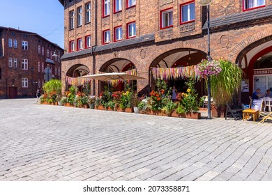 Katowice, Nikiszowiec, Poland - July 29, 2021 : Historic Housing Estate For Coal Miners From The Beginning Of The 20th Century, Liberation Square. Built As A District Of Katowice Of Red Brick