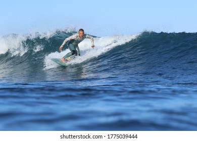 海 サーフィン 女性 日本人 の写真素材 画像 写真 Shutterstock