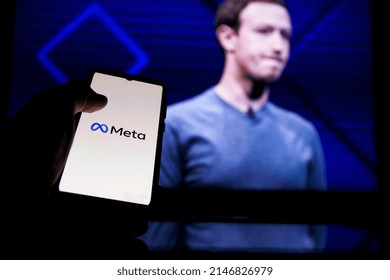 Kaunas, Lituania 2022 - 14 de abril: Meta logo en pantalla y Mark Zuckerberg es director ejecutivo de Metaverse en segundo plano