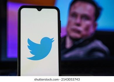 Kaunas, Lituania 2022 5 de abril: Logo de Twitter en smartphone y Elon Musk en segundo plano. Elon Musk se une a la junta de Twitter