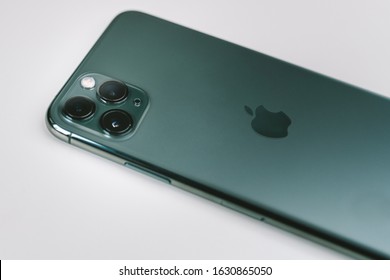 Iphone 11 Pro Green Images Stock Photos Vectors Shutterstock