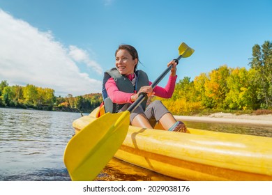 Kayak divertido deportes acuáticos en el río en Laurentians, Quebec, Canadá. Destino de viajes de verano. Feliz kayak de mujer asiática en el lago.