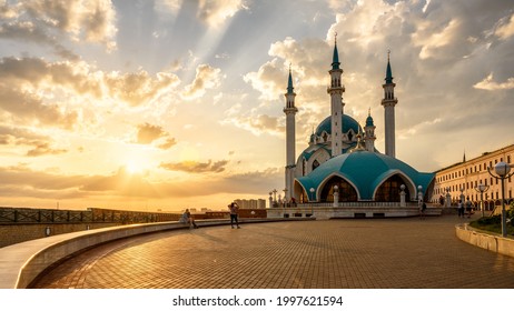 Kasanischer Kreml bei Sonnenuntergang, Tatarstan, Russland. Sonniges Panorama der Kul-Sharif-Moschee, Wahrzeichen von Kazan. Berühmte touristische Attraktion, islamische Architektur im kasanischen Stadtzentrum. Reise- und Tourismuskonzept.