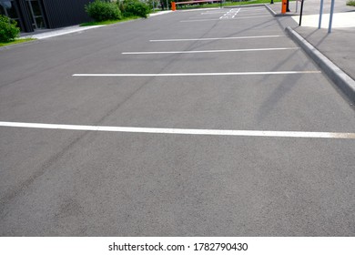 256 Black and white carpark markings Images, Stock Photos & Vectors ...