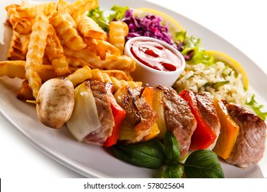 Kebabs - gegrilltes Fleisch und Gemüse auf weißem Hintergrund 