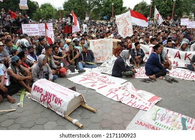 Kebumen, Indonesia - July, 2015: Residents Demonstrate Demanding Land Acquisition In Front Of The Parliament Building In Kebumen, Indonesia.