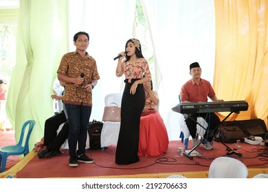 Kebumen, Indonesia - September, 2017: A Wedding Singer Duets With Guest At A Wedding In Prembun, Kebumen.