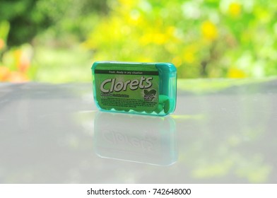 KEDAH, MALAYSIA - 9 OCTOBER, 2017: CLORETS is a food brand that on a reflection background and green background.