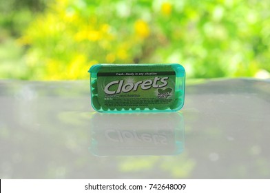 KEDAH, MALAYSIA - 9 OCTOBER, 2017: CLORETS is a food brand that on a reflection background and green background.
