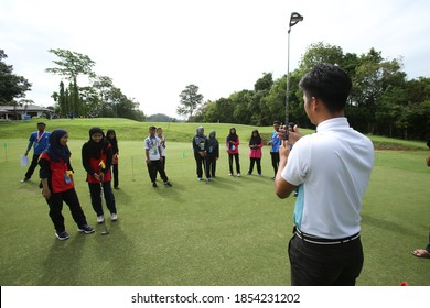 Kedah Malaysia - Circa Mei 2016 : A Group Of New Students Undergo Golf Training In Conjunction With The New Student Orientation Week Of The University Of Northern Malaysia